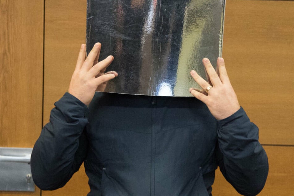 Ein 38-jähriger Angeklagter mit Kontakten zum Berliner Clan-Milieu steht im Gerichtssaal.
