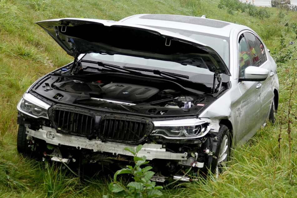 Der BMW-Fahrer verlor offensichtlich auf der nassen Fahrbahn die Kontrolle über das Auto und kam von der Straße ab.