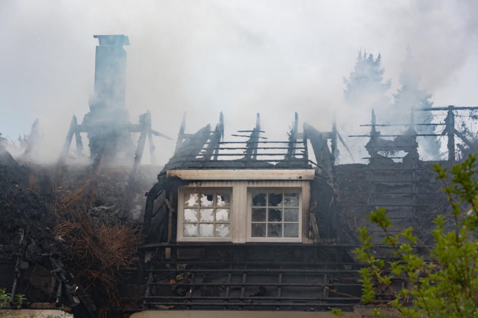 Die Feuerwehr war bis in die frühen Morgenstunden im Einsatz. Das Haus ist komplett zerstört.