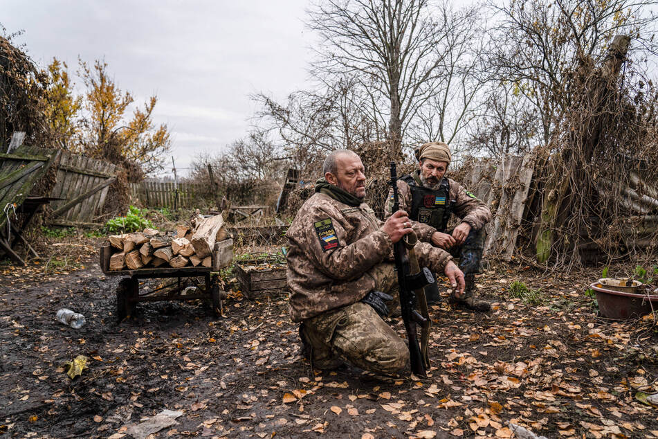 Zwei Soldaten warten in der Region Luhansk in einem Sanitätsposten auf eine mögliche Evakuierung.