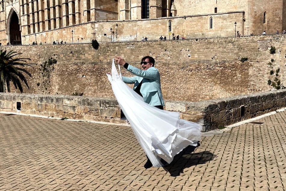 Mit seinen Kleidern will sich der VOX-Star ein "fettes Stück vom Hochzeitskuchen" auf Mallorca sichern.