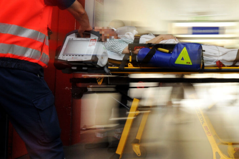 Das Opfer der Stich-Attacke kam auf dem schnellsten Weg in ein Krankenhaus (Symbolbild).