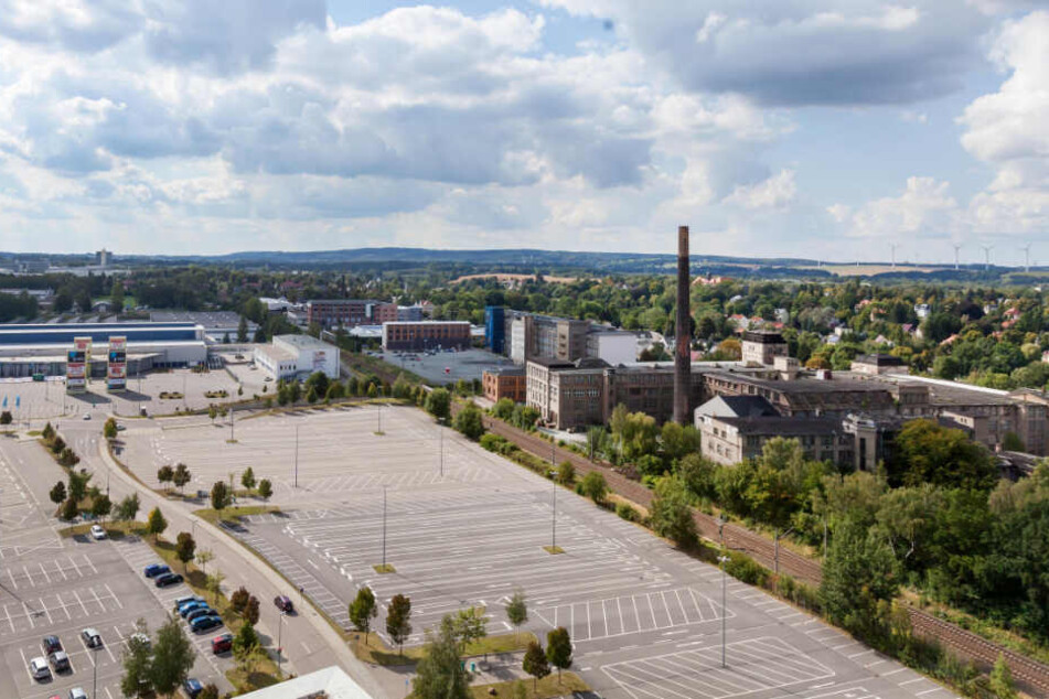 Viel Platz für die Automobilausstellung: Geradeaus geht's zur Messe, rechts mit Schornstein die Wandererwerke.