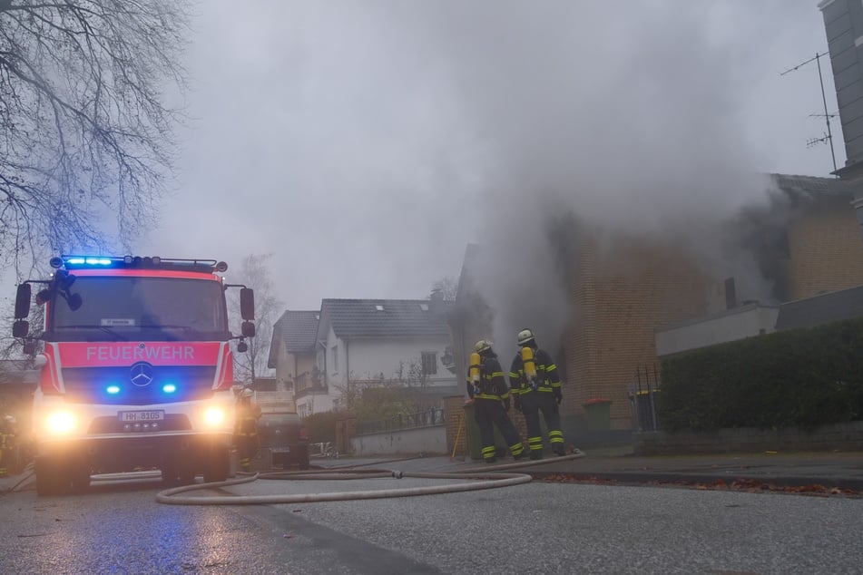 Insgesamt war die Feuerwehr Hamburg mit 46 Einsatzkräften der Berufs- und der Freiwilligen Feuerwehr rund zwei Stunden im Einsatz.