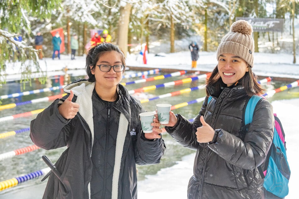 Trainiert haben die Vietnamesen Nguyen Phan Anh (15, l.) und Nhung Bui (42) mit zehn Kilo Eis in der Badewanne.