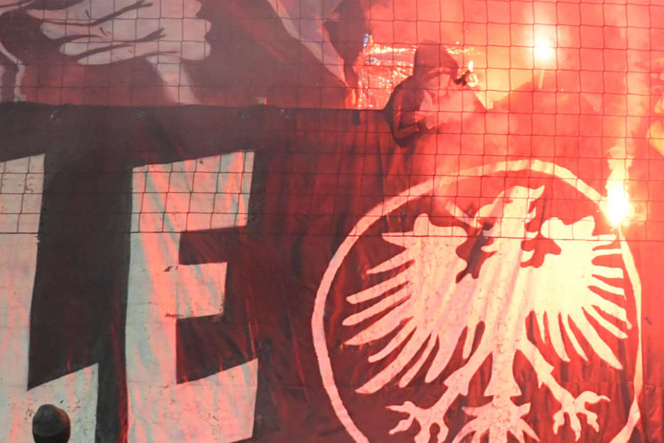 Anhänger von Eintracht Frankfurt zündeten vor der Partie verbotene Pyrotechnik.