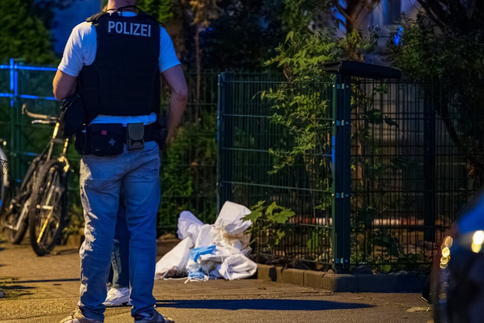 Die Beamten waren mit einem Großaufgebot vor Ort, die Spurensicherung dauerte mehrere Stunden an.