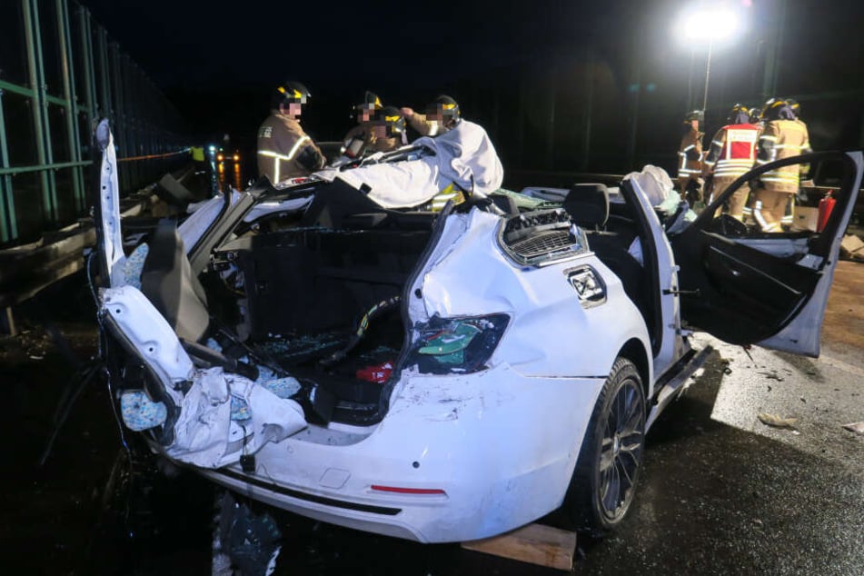 Mindestens eine Person wurde bei dem Crash eingeklemmt und musste von der Feuerwehr aus dem Auto befreit werden.