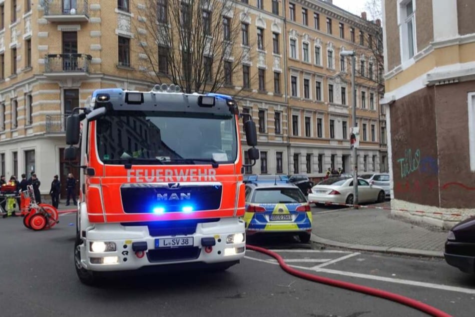 Auch Polizei und Rettungsdienst befinden sich bereits vor Ort.