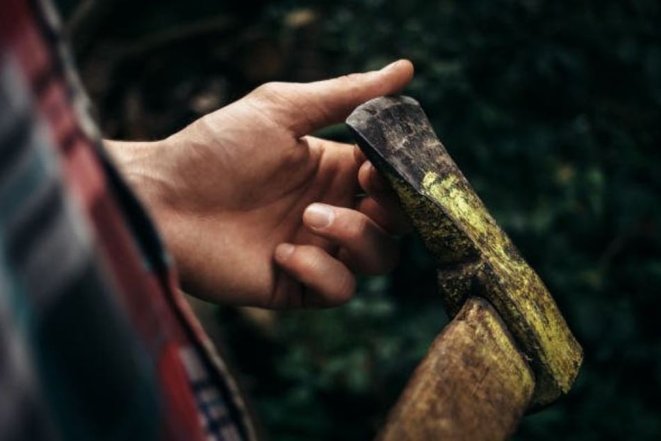 Der Täter schlug mit einem Beil zu, das Opfer starb noch am Tatort. (Symbolbild)