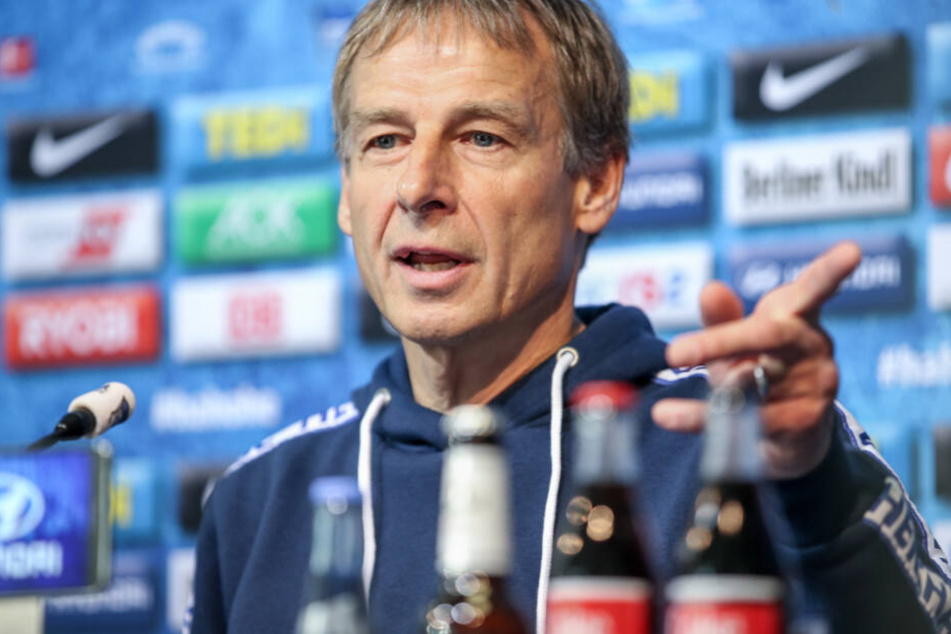 Herthas Trainer Jürgen Klinsmann spricht auf der Pressekonferenz vor dem Spiel gegen den 1. FC Bayern München.
