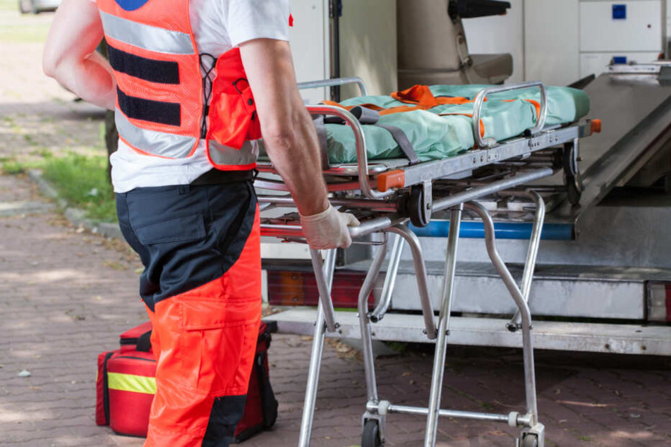 Rettungskräfte brachten den Verletzten in ein Krankenhaus (Symbolbild).
