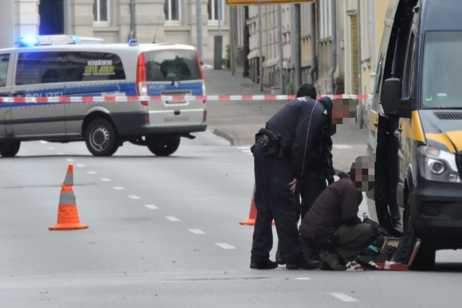 Polizei und Mitarbeiter des Landeskriminalamts rückten am Samstagvormittag wegen eines verdächtigen Koffers nach Wurzen aus.