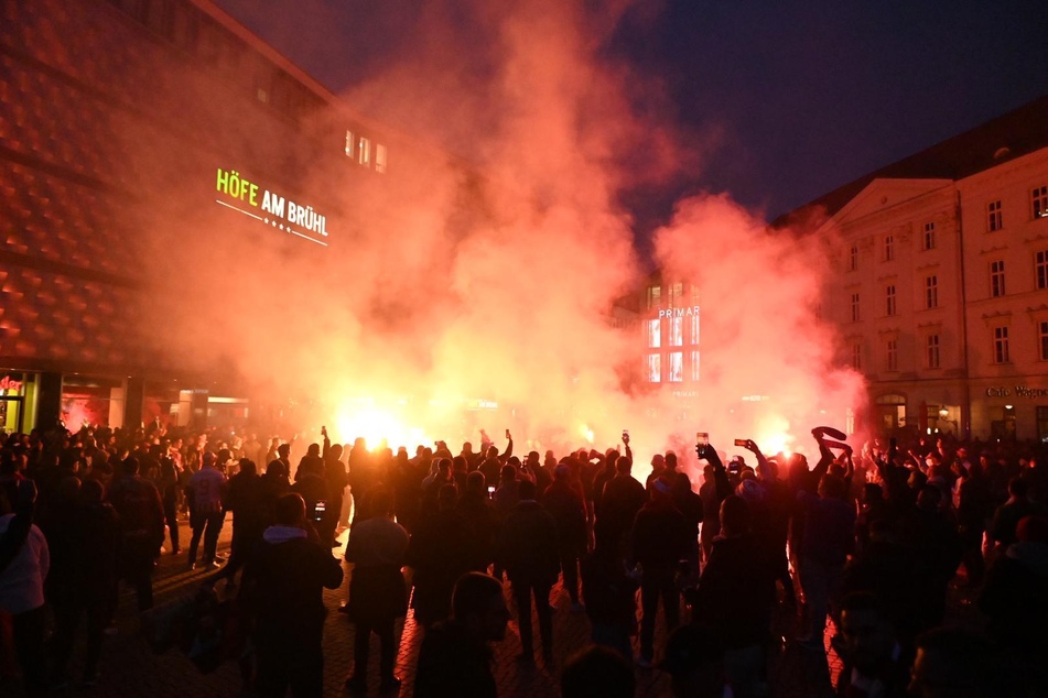 Die Fans von Roter Stern Belgrad brachten sich schon vor dem Spiel in Stimmung und brannten ein paar Pyro-Mitbringsel ab.