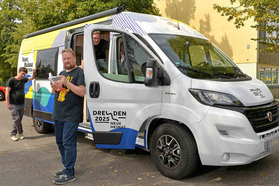 Die Litauer Marius Stavaris (40), Jonas Oskinis (46) und Tadas Rickevicius (34, v.l.n.r.) dürfen das Wohnmobil "einfahren". Weitere Teams werden folgen.