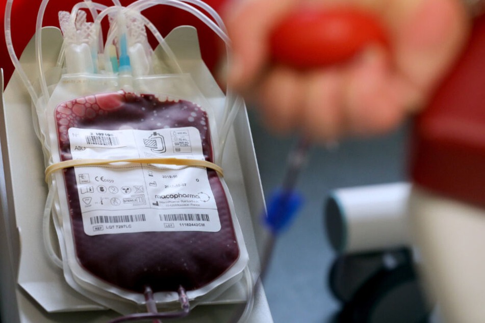 Oft kommt es bei einem Notarzt-Einsatz, beispielsweise nach einem Verkehrsunfall, auf jede Sekunde bei der Bluttransfusion an. (Symbolbild)