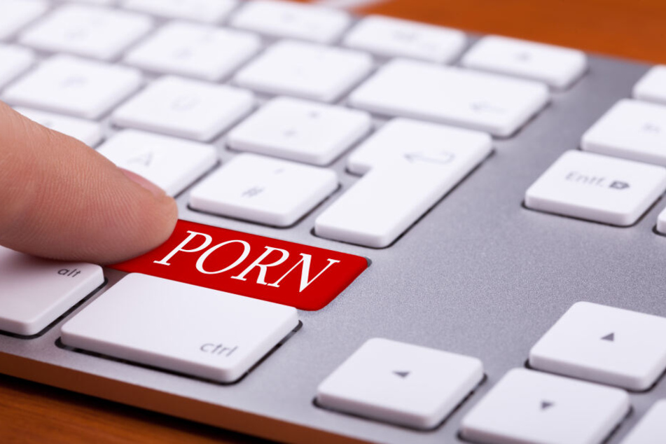 Das Verbreiten pornografischer Inhalte spielt sich hauptsächlich im Internet ab.
