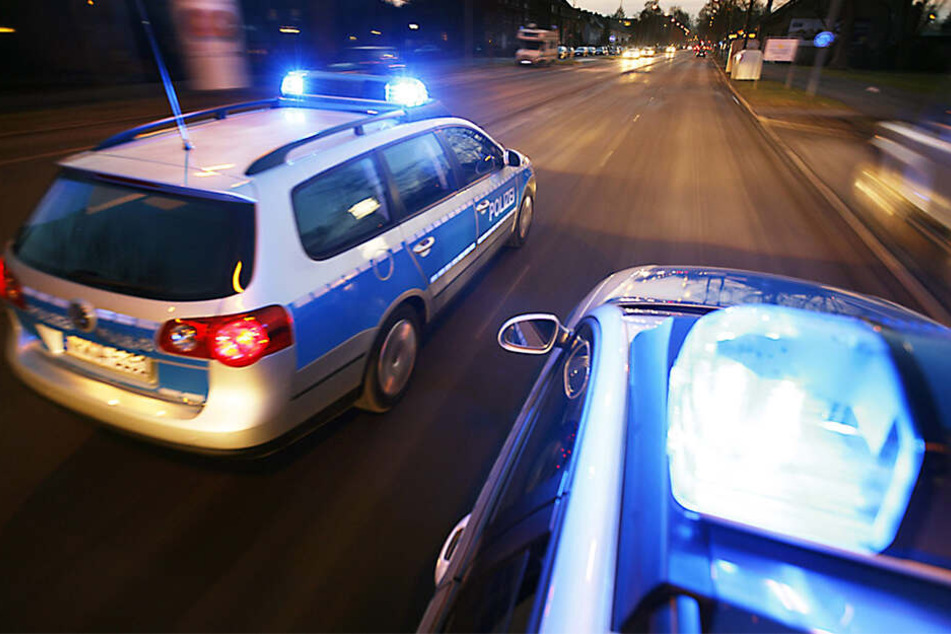 Die Polizei sucht nach den Passanten und Autofahrern, die der Opelfahrer beinahe umgefahren hätte (Symbolbild).