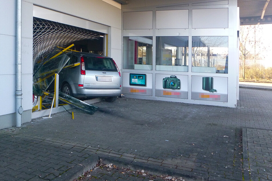 Der Ford krachte am Sonntagmittag in die Glasfront des Elektromarktes in Bad Nauheim.