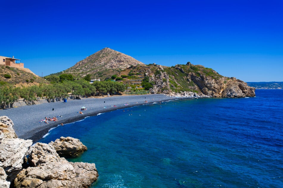 Der Strand Mavra Volia mit den runden Kieselsteinen vulkanischen Ursprungs in der Nähe von Emporio.