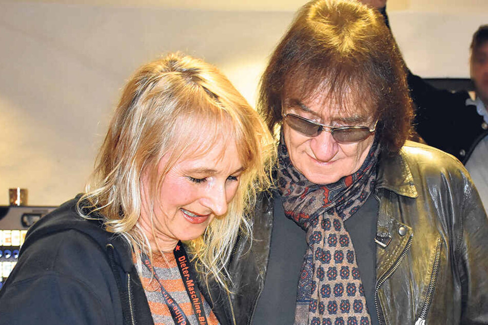 Fanclub-Mitlglied Katrin Piel überreichte Dieter "Maschine" Birr zum 75. Geburtstag eine Urkunde zur Tierpatenschaft.