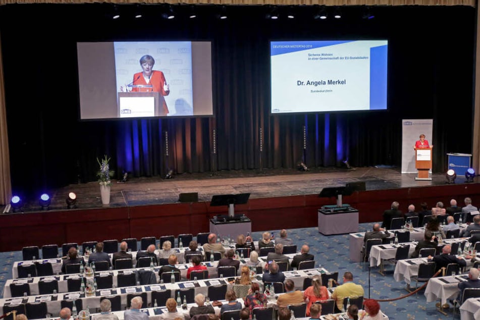 Die Mietglieder des Mieterbundes lauschten der Rede von Kanzlerin Angela Merkel.
