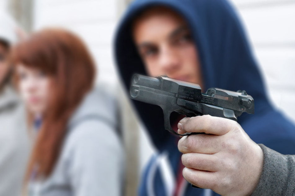 Die Jungen hörten ein Zischen, dann verspürte der 15-Jährige den Schmerz. (Symbolbild)