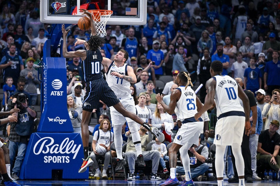 Luka Dončić (2nd from l.) became the first player since Michael Jordan in 1986 to score 30-or-more points in each of the first six games of the NBA season.