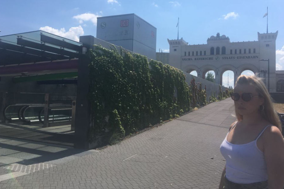 Auf dem Bayerischen Platz prügelte Florian T. erneut auf Laura ein. Zwei Männer gingen dazwischen und hielten den Brutalo-Schläger fest, Laura informierte die Polizei.
