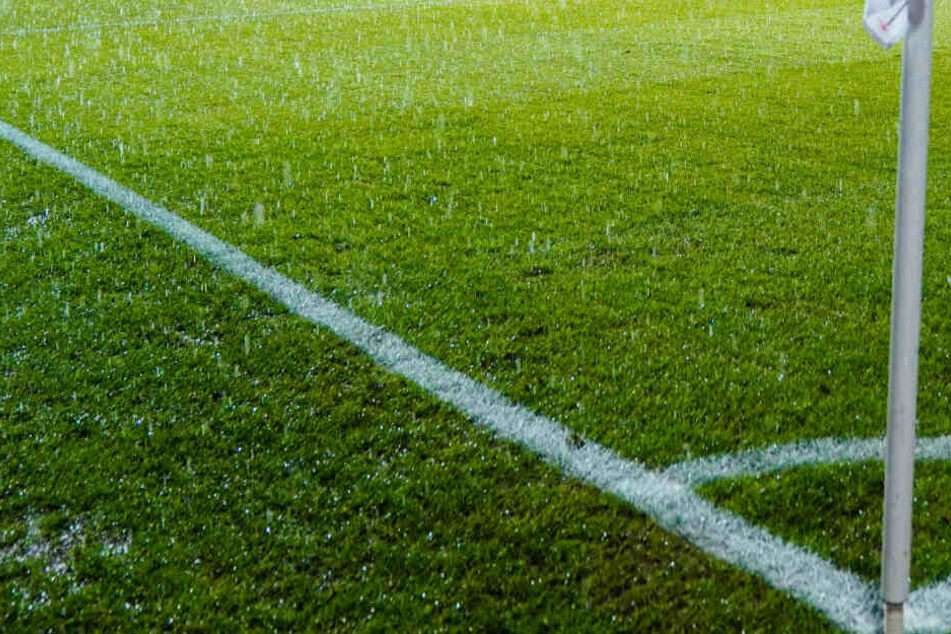 Regen tropft auf den Fußballplatz. (Symbolbild)