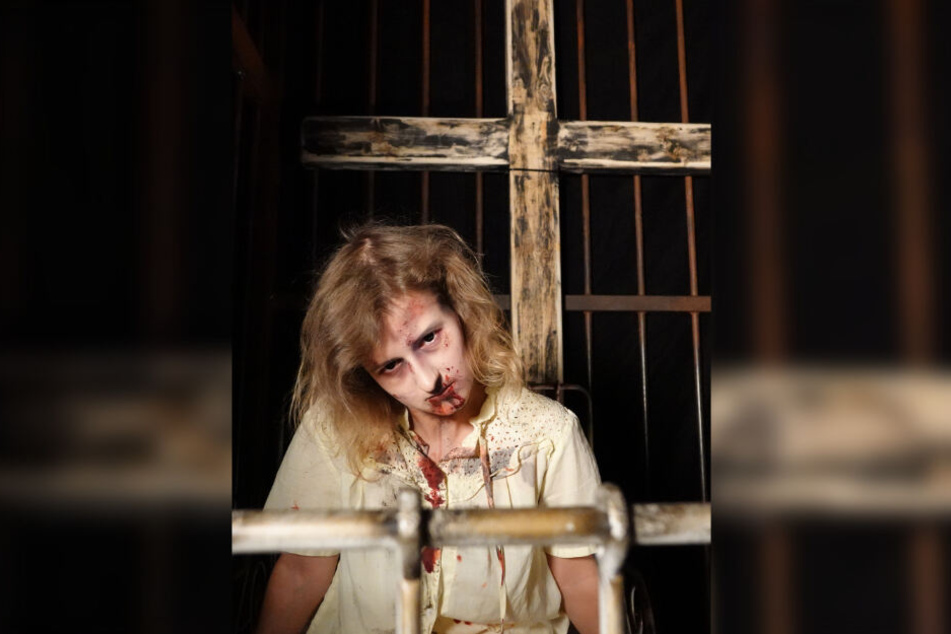 Janine von Ende spielt in der Exorzismus-Szene "die Besessene". (Fotomontage)