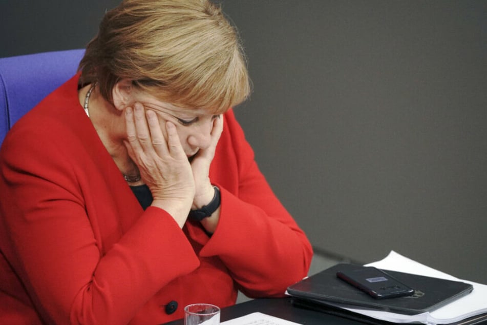 Bundeskanzlerin Angela Merkel (CDU), verfolgt im Bundestag die Generaldebatte zum Bundeshaushalt 2020.