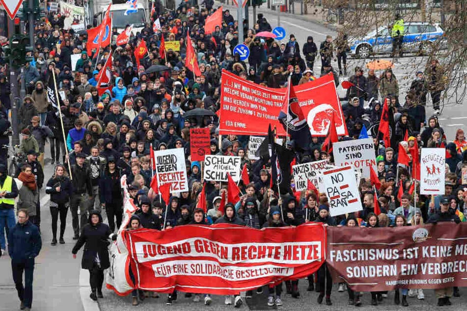 Teilnehmer einer Demonstration des "Bündnisses gegen Rechts" gehen mit Bannern und Plakaten zum Bahnhof Dammtor.