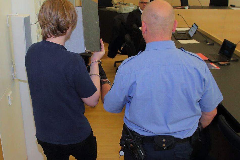 Der Österreicher Alexander S. (19) leidet laut Gutachter unter Psychosen. Er überfiel selbst eine Tankstelle, half später laut Anklage Marie-Louise bei ihren Taten.