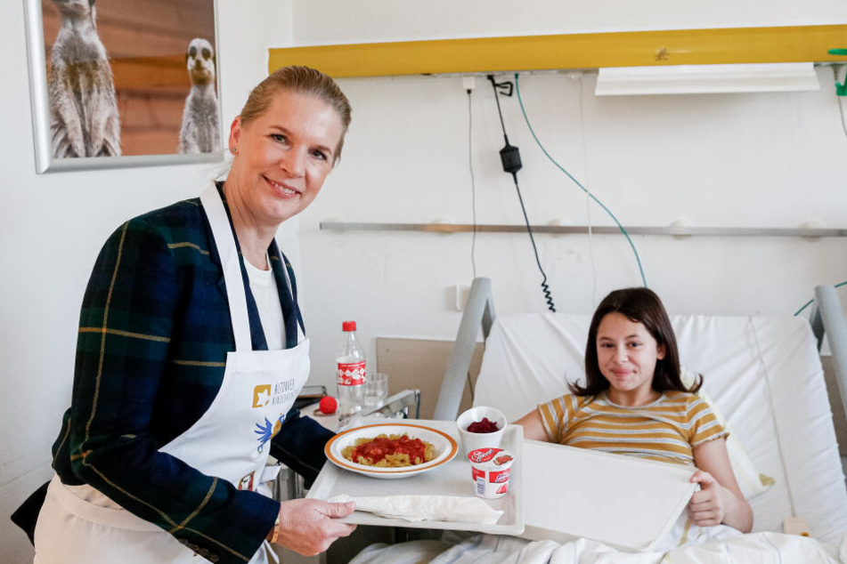 Cornelia Poletto serviert der 11-jährigen Emily das Mittagsessen.