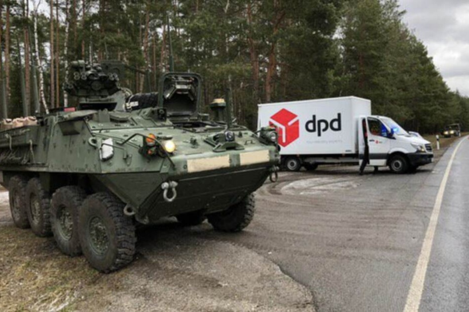 Der Radpanzer rammte das Paketauto auf noch ungeklärten Gründen.