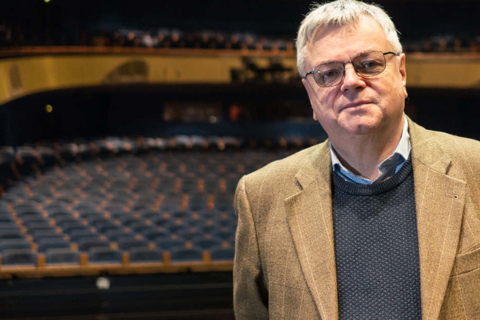 Bernd Loebe, Intendant der Oper Frankfurt, steht auf der Bühne seines Hauses.