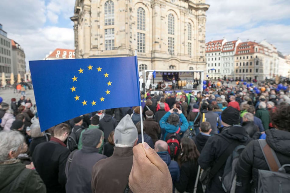 Rund 400 Menschen versammelten sich am Sonntag auf dem Neumarkt.
