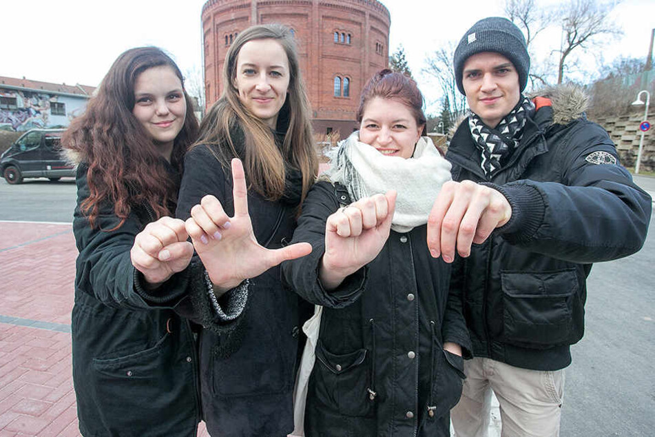 Slamen für Hörende und Gehörlose: Ines Kaufhold (23), Lena Sparn (26), Luise Badstübner (22) und David Fiedler (24) organisieren die Veranstaltung im Alten Gasometer. 
