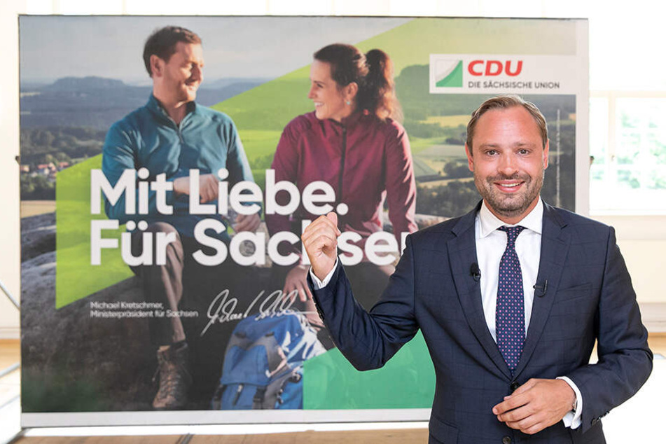 "Mit Liebe für Sachsen": CDU-Generalsekretär Alexander Dierks (31) präsentiert das Plakat mit Michael Kretschmer (44) und seiner Lebensgefährtin.