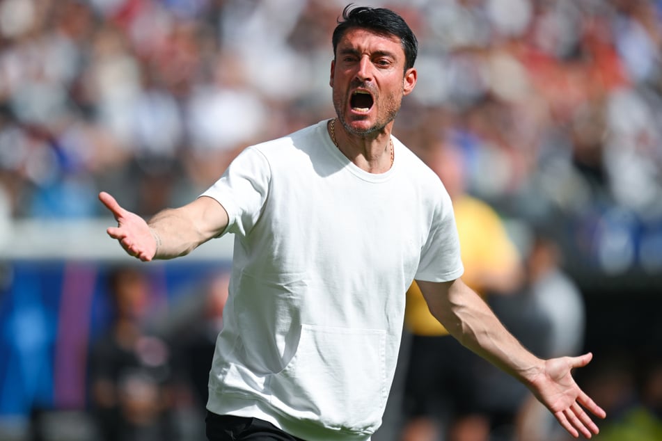 Ex-Eintracht-Cheftrainer Albert Riera (44) wählte teils heftige Worte für seine Antwort in Richtung der Frankfurter Vereinsführung.