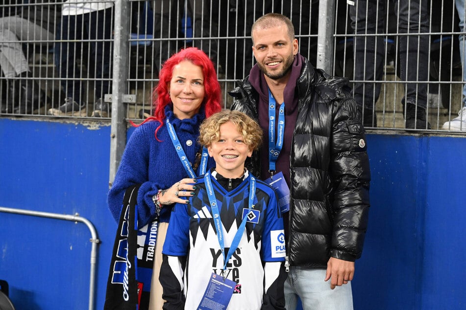 Dana (40) und Dennis Diekmeier (36) besuchten am Wochenende mit Sohn Dion (11) das Spiel des HSV.