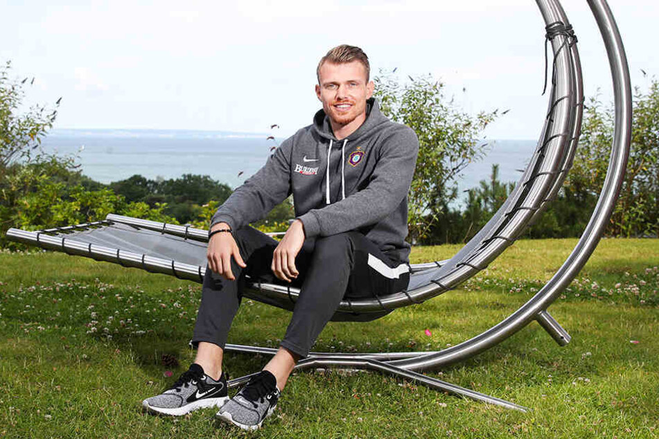 Steve Breitkreuz sitzt auf dem Gelände des Auer Teamhotels in Göhren auf einer Liegeschaukel. Aktuell macht ihm sein Knie wieder zu schaffen, dennoch hofft der routinierte Innenverteidiger der Veilchen, zum Liga-Auftakt fit zu sein.