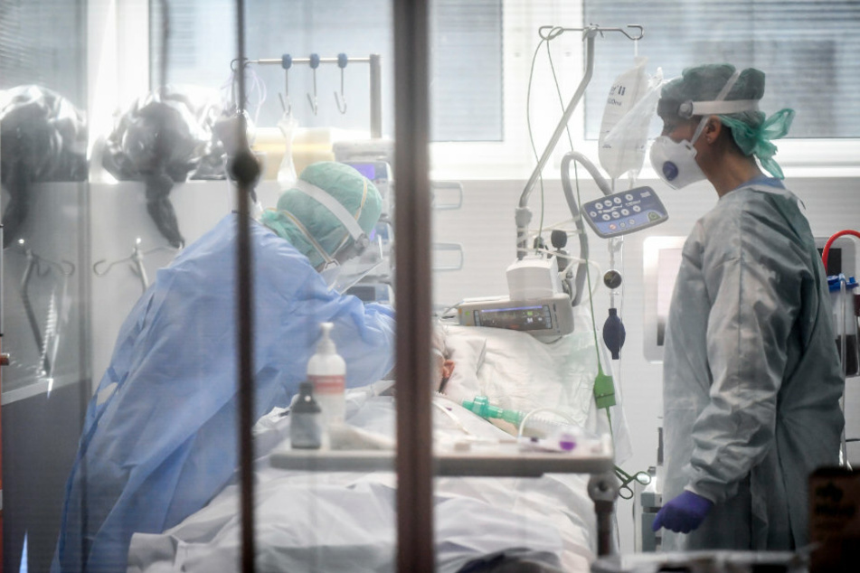 Italien, Brescia: Medizinisches Personal behandeln auf der Intensivstation des Krankenhauses von Brescia einen Patienten.