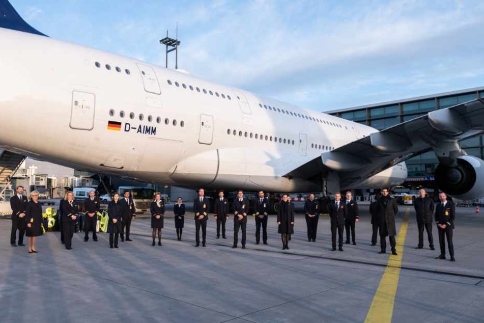 Die Crew des Flugs LH773 steht nach der Landung vor dem Airbus A380 der Fluggesellschaft Lufthansa am Flughafen Frankfurt. Es war die vorerst letzte Landung eines Lufthansa-Airbus A380 am Frankfurter Flughafen. Die Maschine war in Bangkok gestartet.