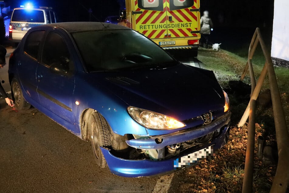 Der Peugeot knallte gegen ein Geländer.