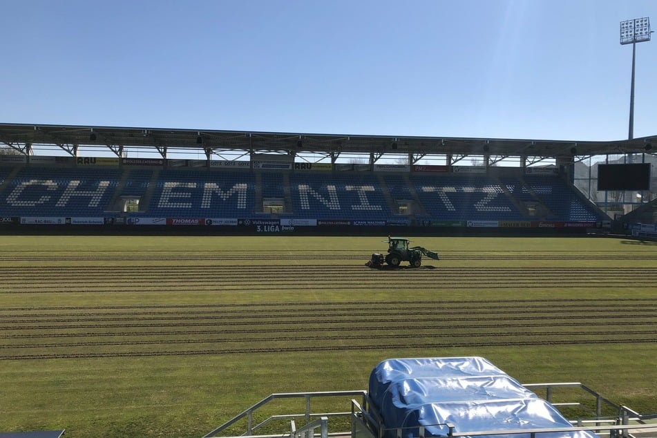 Die Pause wird genutzt. Der Rasen im Stadion des Chemnitzer FC wird derzeit auf Vordermann gebracht.