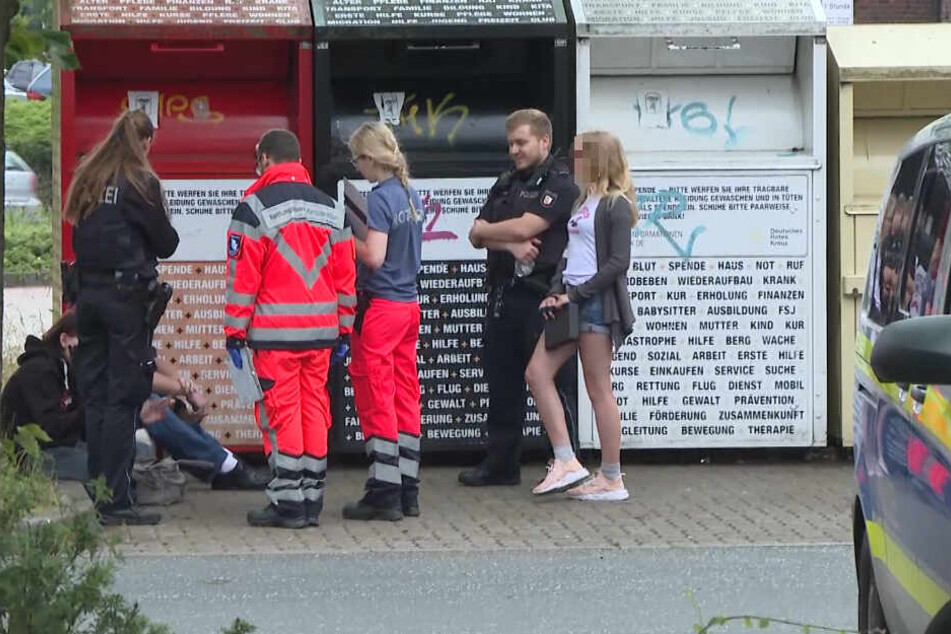 Polizei und Rettungsdienst kümmern sich um Kunden des Supermarktes.