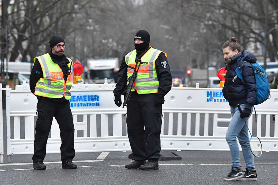 Polizisten sichern den Bereich rund um den Breitscheidplatz.