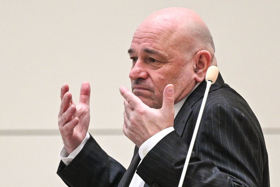 Brandenburgs Vize-Ministerpräsident Robert Crumbach (63, BSW) ist im internen Streit seiner Partei offenbar mit seinem Latein am Ende.